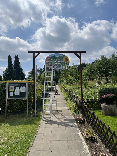 Eingangstor mit Schild